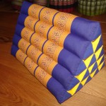TK0005-01 Dreieckkissen "Jumbo" (15er) - d.blau/gold/Raute (Seitenlänge 40cm / Breite 57 cm)
