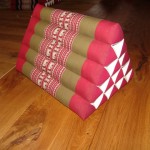 TK0005-06 Dreieckkissen "Jumbo"(15er)-d.rot/olivgrün/Elefant (Seitenlänge 40cm / Breite 57 cm)
