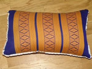 TK0024-01 Thaikissen Sofakissen Farbe: dunkelblau / gold / Raute Füllung aus 100% Kapok Masse: 45 x 25 x 15cm