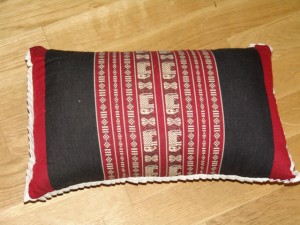 TK0024-05 Thaikissen Sofakissen Farbe: dunkelrot / schwarz / Elefant Füllung aus 100% Kapok Masse: 45 x 25 x 15cm TK0024-05 Thaikissen Sofakissen Farbe: dunkelrot / schwarz / Elefant Füllung aus 100% Kapok Masse: 45 x 25 x 15cm