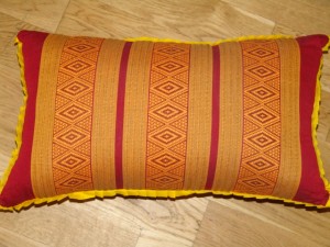 TK0024-07 Thaikissen Sofakissen Farbe: dunkelrot / gold / Raute Füllung aus 100% Kapok Masse: 45 x 25 x 15cm TK0024-07 Thaikissen Sofakissen Farbe: dunkelrot / gold / Raute Füllung aus 100% Kapok Masse: 45 x 25 x 15cm