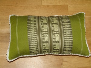 TK0024-10 Thaikissen Sofakissen Farbe: grün / olivgrün / Elefant Füllung aus 100% Kapok Masse: 45 x 25 x 15cm TK0024-10 Thaikissen Sofakissen Farbe: grün / olivgrün / Elefant Füllung aus 100% Kapok Masse: 45 x 25 x 15cm