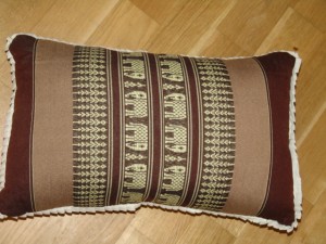 TK0024-13 Thaikissen Sofakissen Farbe: dunkelbraun / braun / Elefant Füllung aus 100% Kapok Masse: 45 x 25 x 15cm TK0024-13 Thaikissen Sofakissen Farbe: dunkelbraun / braun / Elefant Füllung aus 100% Kapok Masse: 45 x 25 x 15cm