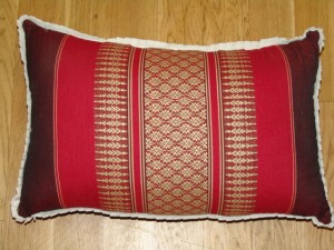 TK0024-21 Thaikissen Sofakissen Farbe: weinrot / rot / Blume Füllung aus 100% Kapok Masse: 45 x 25 x 15cm TK0024-21 Thaikissen Sofakissen Farbe: weinrot / rot / Blume Füllung aus 100% Kapok Masse: 45 x 25 x 15cm