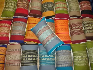 TK0024-26 Thaikissen Sofakissen Farbe: dunkelbraun / weinrot / Blume Füllung aus 100% Kapok Masse: 45 x 25 x 15cm TK0024-26 Thaikissen Sofakissen Farbe: dunkelbraun / weinrot / Blume Füllung aus 100% Kapok Masse: 45 x 25 x 15cm
