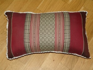 TK0024-26 Thaikissen Sofakissen Farbe: dunkelbraun / weinrot / Blume Füllung aus 100% Kapok Masse: 45 x 25 x 15cm TK0024-26 Thaikissen Sofakissen Farbe: dunkelbraun / weinrot / Blume Füllung aus 100% Kapok Masse: 45 x 25 x 15cm