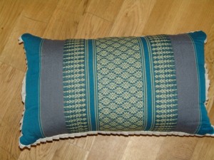 TK0024-29 Thaikissen Sofakissen Farbe: Meerblau / Blume Füllung aus 100% Kapok Masse: 45 x 25 x 15cm TK0024-29 Thaikissen Sofakissen Farbe: Meerblau / Blume Füllung aus 100% Kapok Masse: 45 x 25 x 15cm