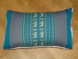 TK0024-44 Thaikissen Sofakissen Farbe: Meerblau / Elefant Füllung aus 100% Kapok Masse: 45 x 25 x 15cm