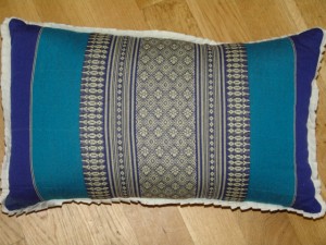 TK0024-49 Thaikissen Sofakissen Farbe: dunkelblau / blau / Blume Füllung aus 100% Kapok Masse: 45 x 25 x 15cm