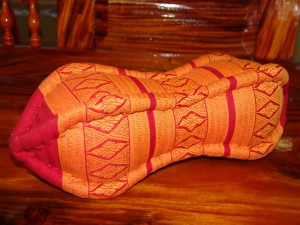 TK0015-08 Papaya Nackenkissen aus Kapok Farbe: hellrot / gold / Raute Füllmaterial Kapok Masse: ca. 45 x 15 cm PREIS: € 13,90