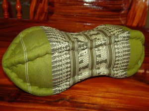 TK0015-10 Papaya Nackenkissen aus Kapok Farbe: grün / olivgrün / Elefant Füllmaterial Kapok Masse: ca. 45 x 15 cm PREIS: € 13,90